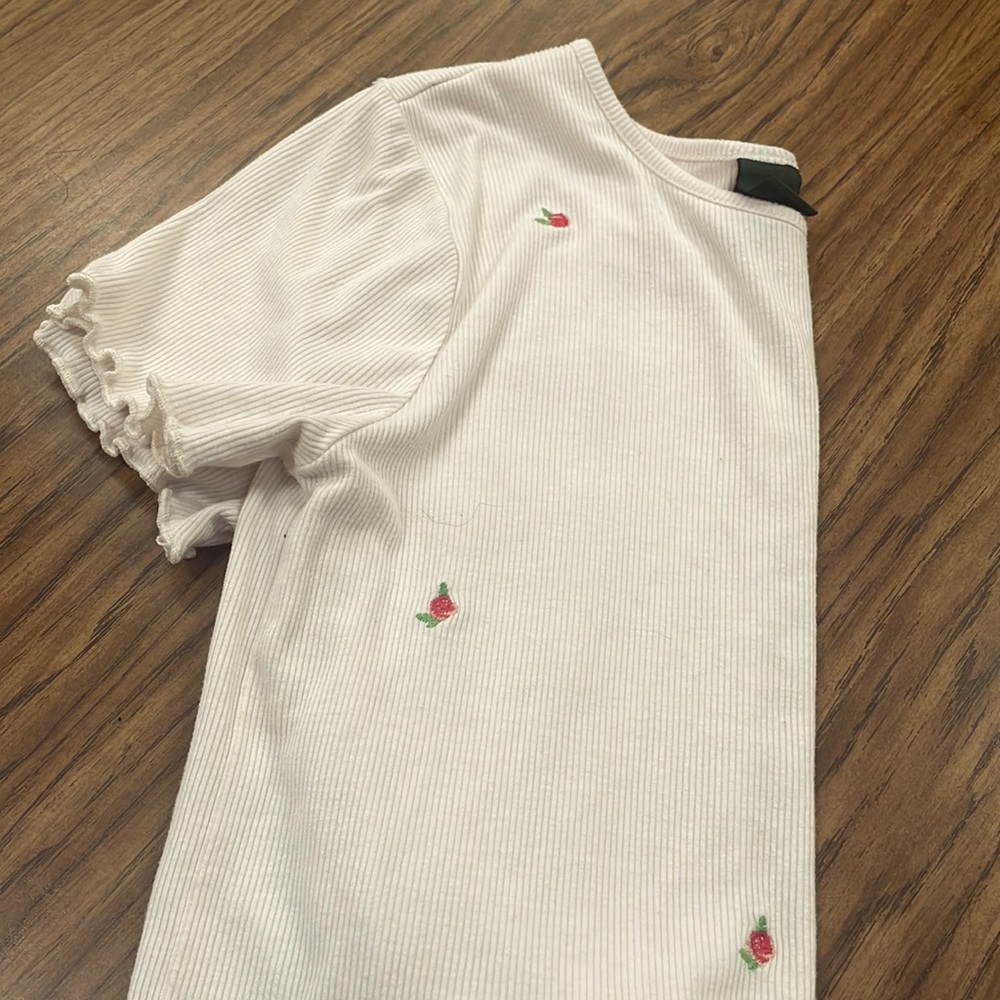 Short white shirt with roses
